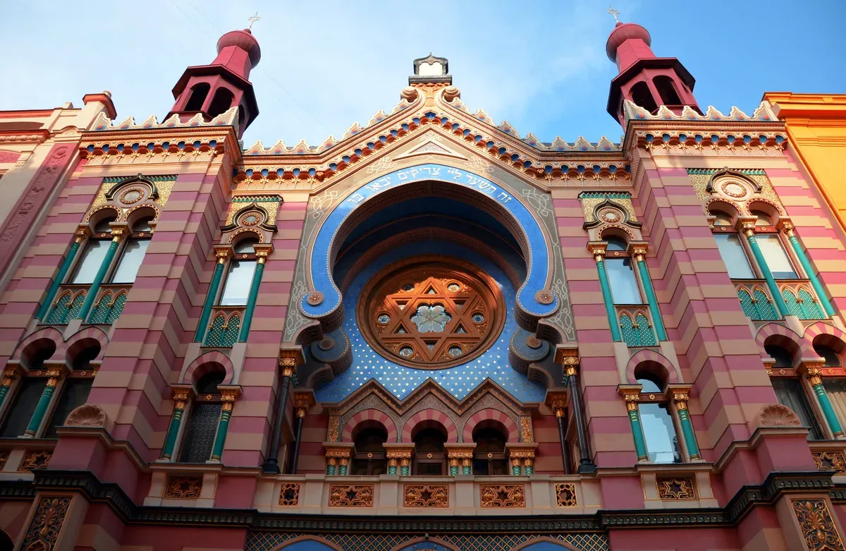 The red and blue Moorish facade of the Jerusalem Synagogue on Jeruzalémská, an extra stop after Prague Jewish Quarter tours
